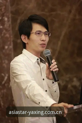 亚星官网入口必备 亚星娱乐平台深度解析:贝纳蒂亚马赛总监生涯操作教程——从电话签约到更衣室斗殴的决策艺术